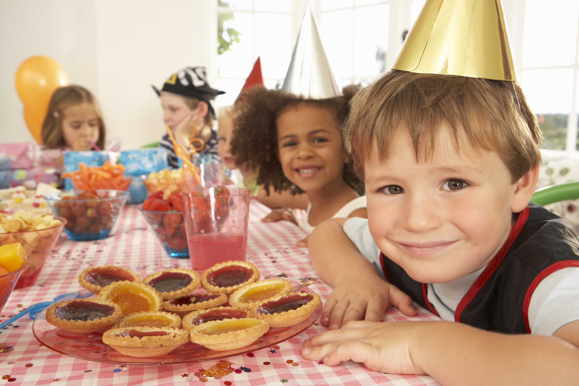 Young children eating at birthday party - Partyspiele für Groß &amp; Klein